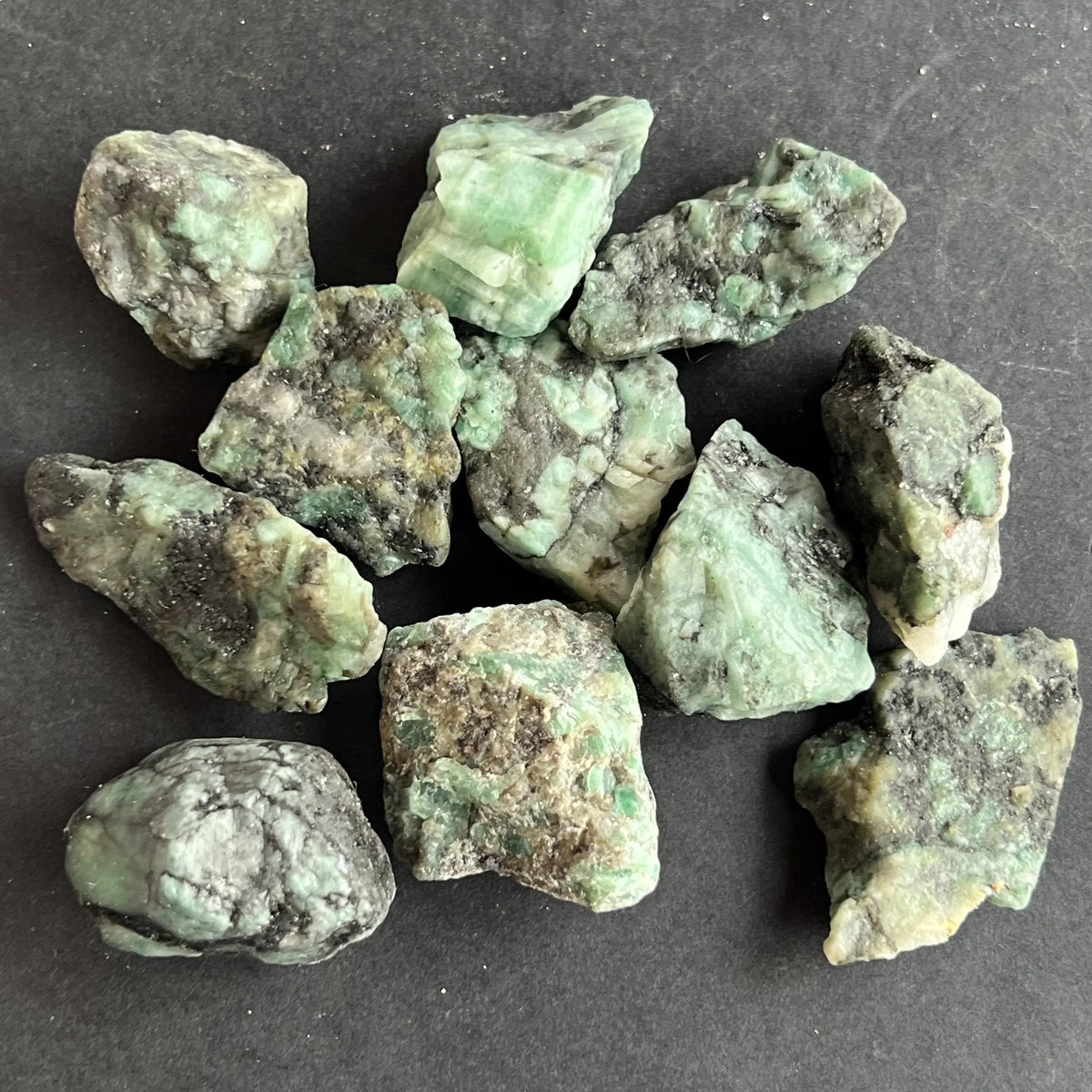 o gramada de cristale de smarald in culori verde pamantiu