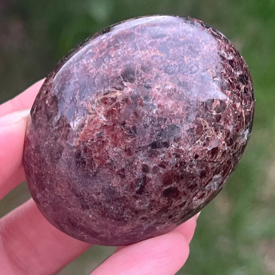 January Birthstone – piatra lunii Ianuarie și simbol al curajului și determinării